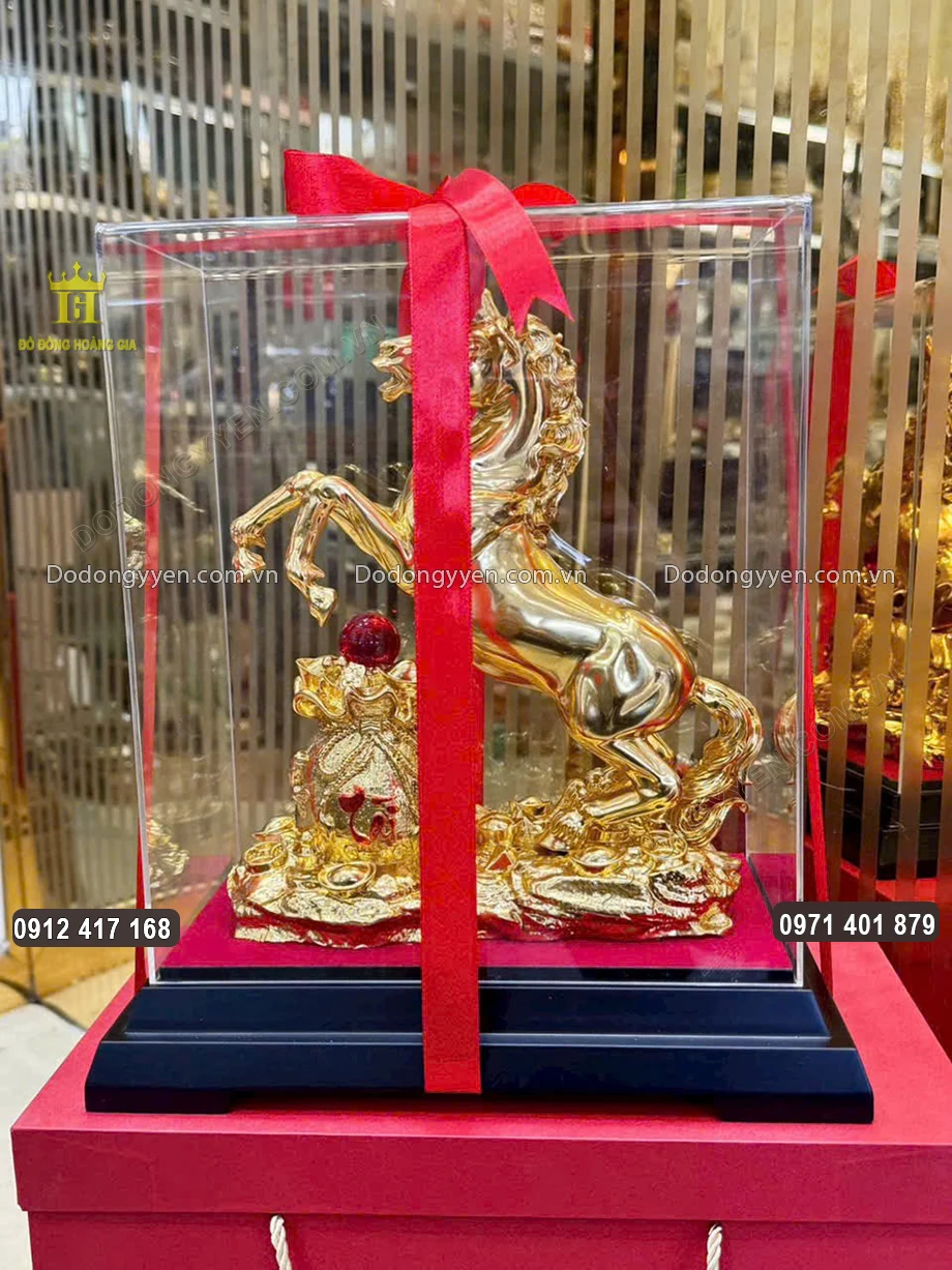 Tượng ngựa được đứng trong hộp qu&agrave; sang trọng